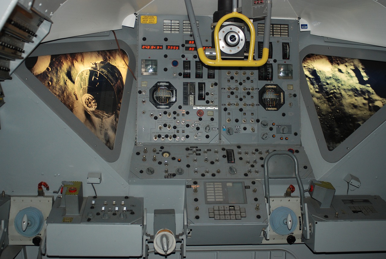  Overview of aerospace engineering careers in the UK, emphasizing high salaries for designing, testing, and maintaining aircraft, spacecraft, and satellites.