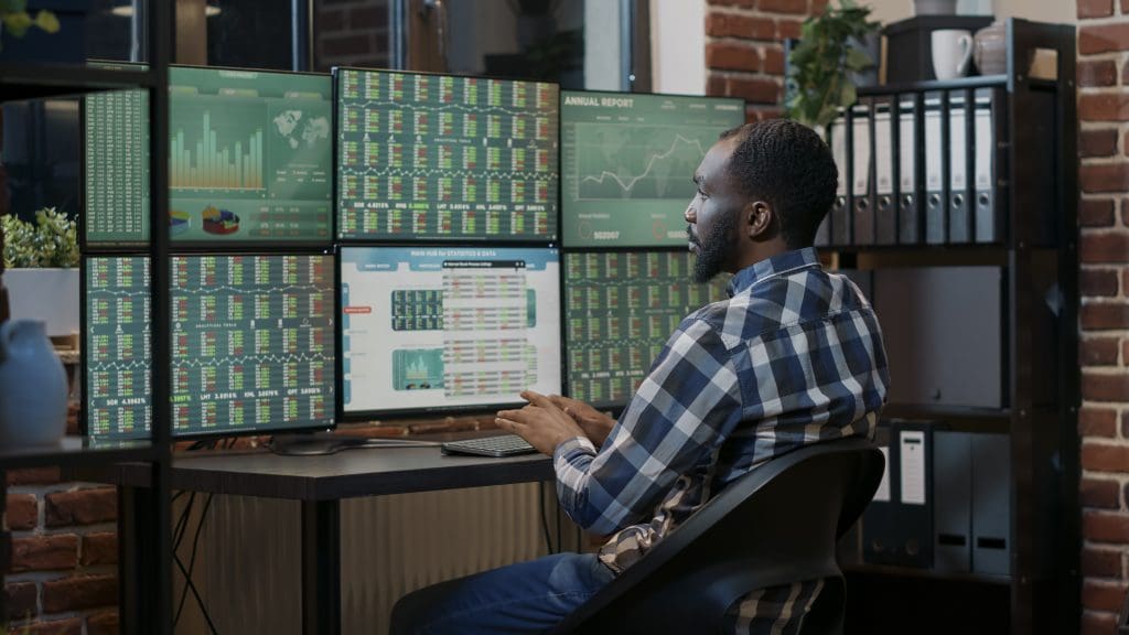 Highest paying engineering jobs in Colombia: Data engineers earn up to COP 189M annually with strong skills in Python, SQL, and data systems.